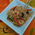 Noodles con verduras y langostinos