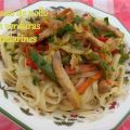 Salteado de pollo y verduras con tallarines