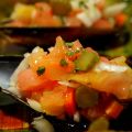 mejillones con verdura y pepinillos