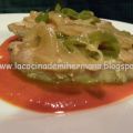 Atún encebollado con salsa de pimientos