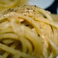Espaguetis con queso y pimienta