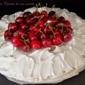 Pavlova con crema de cacao y cerezas