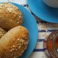 Pan. Bollitos de té verde con miel y semillas