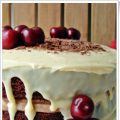 Tarta de chocolate con cerezas y glaseado blanco