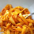 TALLARINES CON SALSA DE TOMATE Y ATÚN