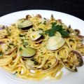 Espaguetis con almejas al azafrán