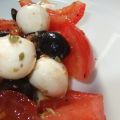 Ensalada de tomate, mozzarella y aceitunas[...]