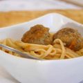 Spaghetti & albóndigas con piñones y parmesano