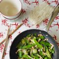 Fideos de arroz con  tirabeques y pak choi