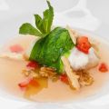 Sopa de manzana con gachas de queso y lechuga