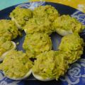 Huevos rellenos de atún, lechuga y aguacate