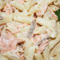 Plumas con salmón y queso de untar