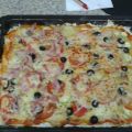 PIZZA CASERA DE TOMATE, CALABACÍN Y ACEITUNAS