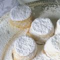 Nevaditos (mantecados con azúcar glas)