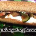 Bocadillo de tomate y queso crema