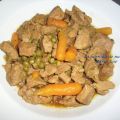 Carne en adobo con guisantes y zanahorias