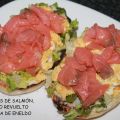 TOSTAS DE SALMÓN Y HUEVOS REVUELTOS CON SALSA[...]