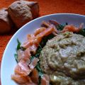 Ensalada de rúcula, salmón y pseudoguacamole