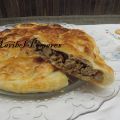 Empanada de hojaldre y carne.
