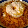Migas con chorizo, panceta y huevo