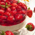 Tarta de arroz con leche y gelatina con fresas.