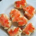 Tostada de mantequilla de salmón con su huevas