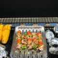 Brochetas de salmón marinado