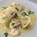 MERLUZA EN SALSA CON GAMBAS Y ALMEJAS