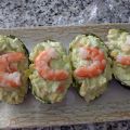 Aguacates rellenos de langostinos y piña