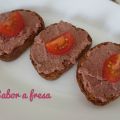 Canapés de paté a la pimienta con cherry