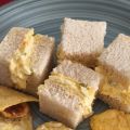 SÁNDWICH DE HUEVO Y PEPINILLOS
