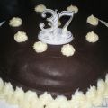 Tarta de bizcocho con dos chocolates.