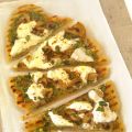 PIZZA AL GRILL CON PESTO, CHAMPIÑONES Y[...]