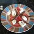 Ensalada de tomate, con mozzarella y anchoas[...]