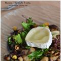 Ensalada de setas, rulo de cabra y frutos secos