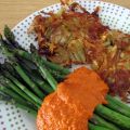 Espárragos asados con rösti y falsa romesco