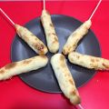 Brochetas de salchichas con gabardina de pan