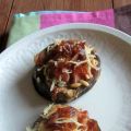 TOSTAS DE BERENJENA CON BACON, PIÑONES Y[...]