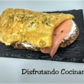 Tostas con queso, salmón y tortilla