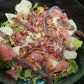 ENSALADA DE SALMÓN Y RULO DE CABRA