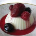 Panna cotta con frutos del bosque
