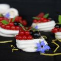 Mini pavlovas rellenas de crema de limón y[...]