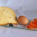 Tosta de huevo, salmón ahumado y trufa