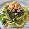 Tiras de calabacín con salsa pesto y avellanas
