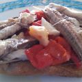 TOSTA DE SARDINAS FRITAS Y PIMIENTOS ASADOS