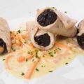 Rollitos de lomo con ciruelas rellenas