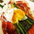 Trigueros con jamón, huevo escalfado y[...]
