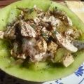 Cesta de melón con setas, tofu y pollo