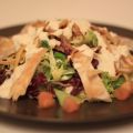 Ensalada de pollo con salsa de queso