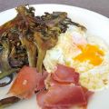 Alcachofas con huevos y jamón serrano